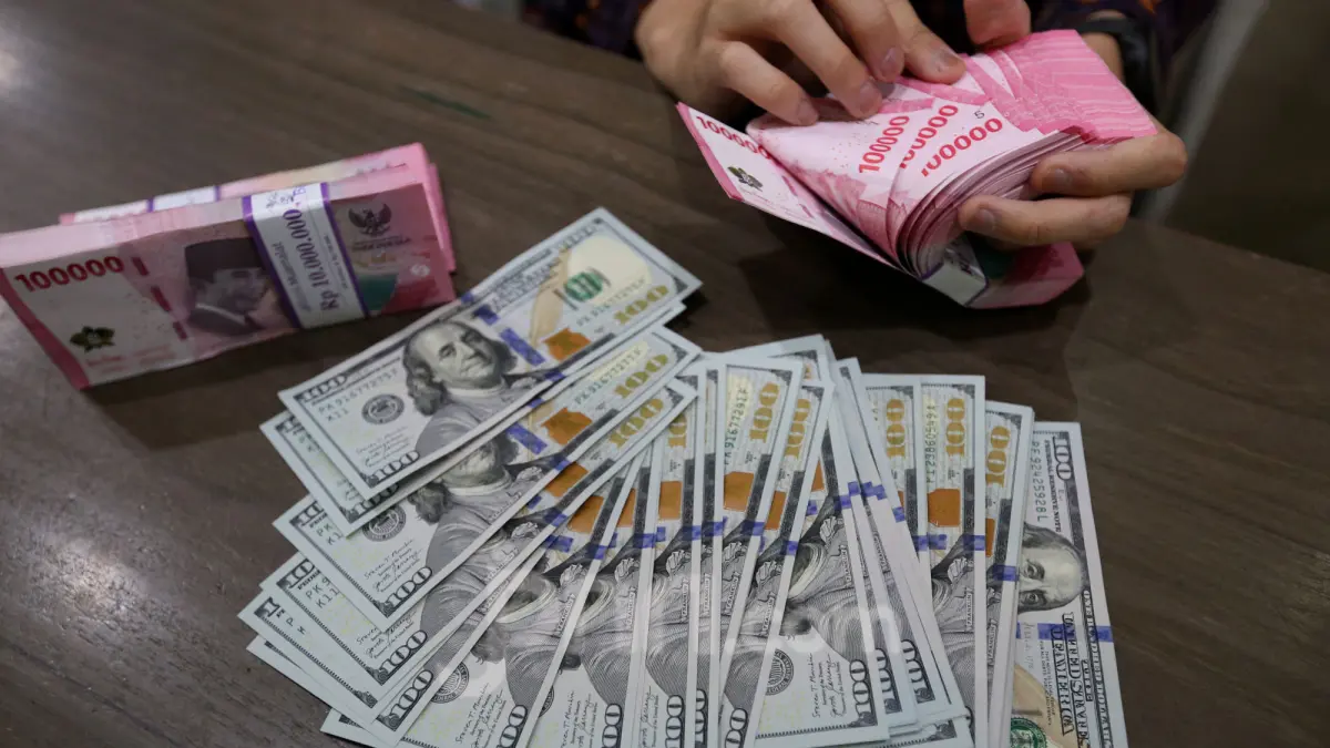 CETAK REKOR : Mata uang Garuda mencetak rekor terendah sepanjang sejarah setelah menembus level psikologis Rp18.000 per dolar AS. Fenomena ini bikin gempar panggung ekonomi dan langsung jadi headline di berbagai media internasional. (IST/ JPNN)