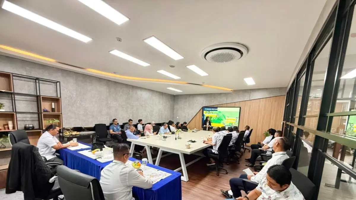 OPTIMALKAN SISTEM BOOKING : PT Terminal Teluk Lamong bersama DPC APTRINDO Kota Surabaya duduk bersama dalam forum dialog untuk mengoptimalkan implementasi Terminal Booking System (TBS) Stage 2. (IST/ RADAR SURABAYA BISNIS)