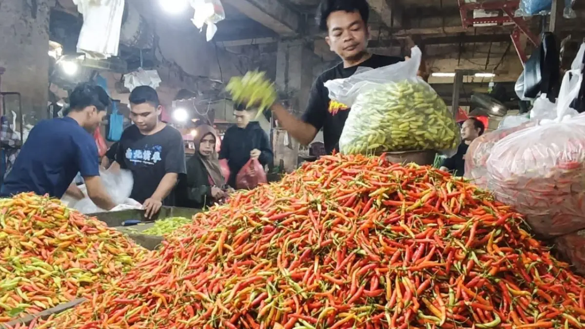Pedagang melayani pembeli cabai rawit merah di Pasar Keputran, Surabaya.