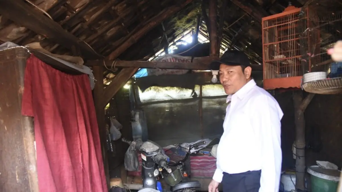 Kondisi salah satu Rumah Tidak Layak Huni (RTLH) berdinding anyaman bambu milik warga yang menjadi sasaran program perbaikan tahun 2026.