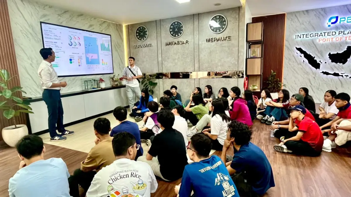 KUNJUNGAN INTERNASIONAL : PT Terminal Teluk Lamong (TTL) menyambut hangat kunjungan edukatif dari Queensway Secondary School, Singapura. (IST/ RADAR SURABAYA BISNIS)