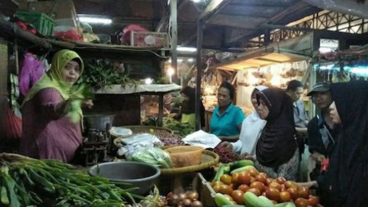 MERANGKAK NAIK : Mayoritas harga sayuran seperti tomat merah, kentang, buncis, dan wortel terpantau kompak naik tipis. Hanya kol/kubis yang mengalami penurunan tipis. (IST/JPNN)