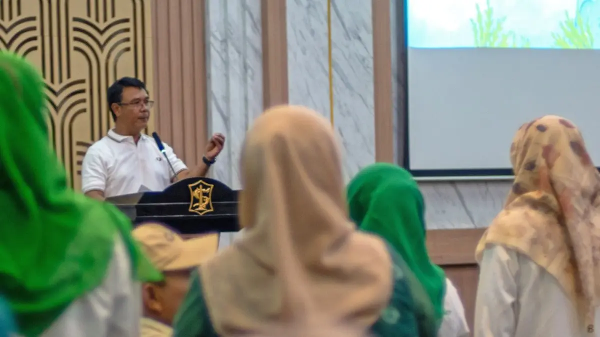 Plt Kepala Dinas Lingkungan Hidup Kota Surabaya, Muhamad Fikser, memaparkan potensi ekonomi sirkular dari sampah sungai.
