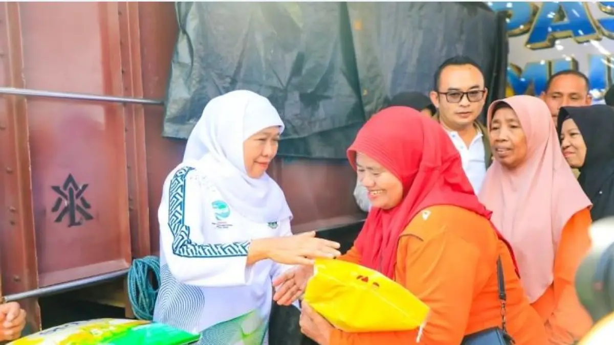 Gubernur Jawa Timur, Khofifah Indar Parawansa, hadir langsung dalam kegiatan pasar murah di halaman Kantor Kelurahan Gunung Anyar, Kecamatan Gunung Anyar, Kota Surabaya, Senin (8/6), 