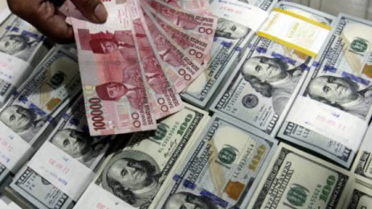 RUPIAH ANJLOK : Nilai tukar Rupiah terpantau tertekan hebat pada perdagangan awal pekan ini, Senin (8/6), hingga menyentuh kisaran Rp 18.080,05 per Dolar AS. (IST/ RADAR SURABAYA BISNIS)