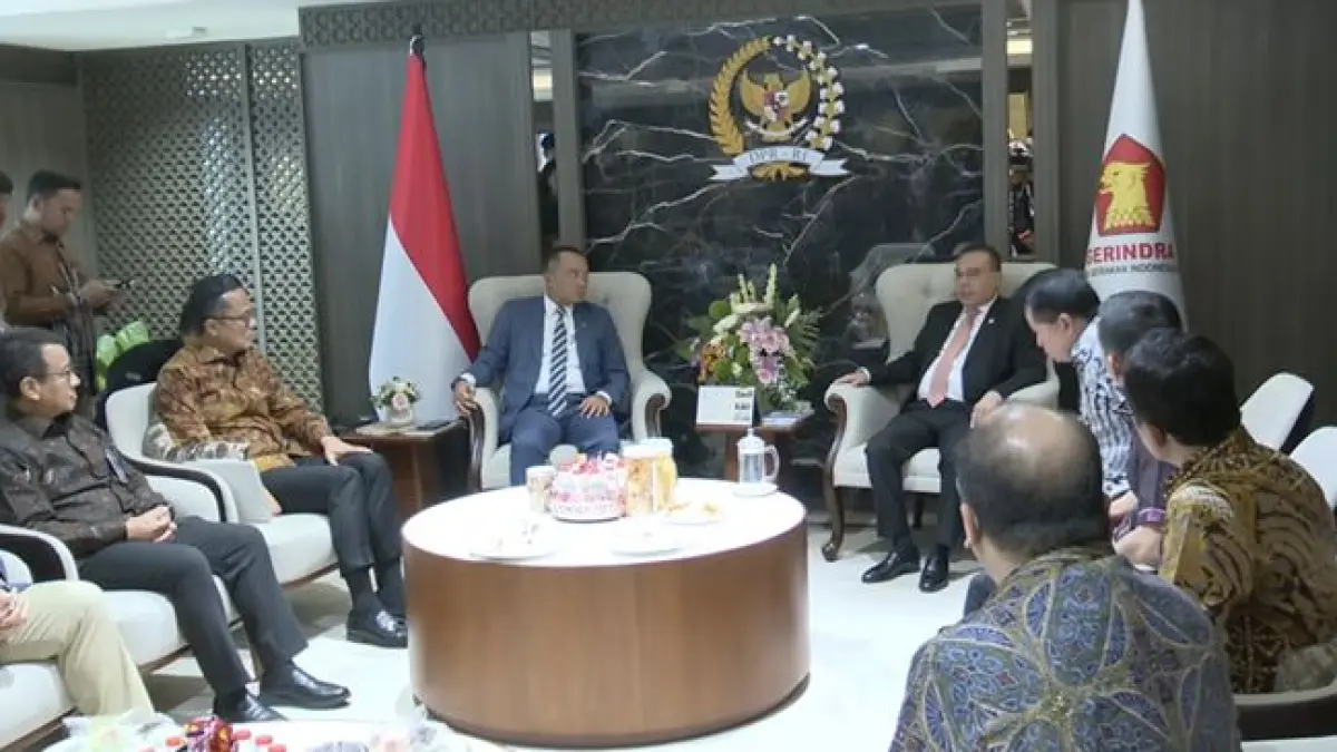 LANGKAH TEGAS : BI resmi naikkan BI Rate sebesar 25 bps menjadi 5,5% demi perkuat stabilitas Rupiah dari gejolak global. Di waktu yang sama, DPR kumpulkan Dirut Himbara bahas gejolak pasar & beri sinyal buyback. (IST/ RADAR SURABAYA BISNIS)