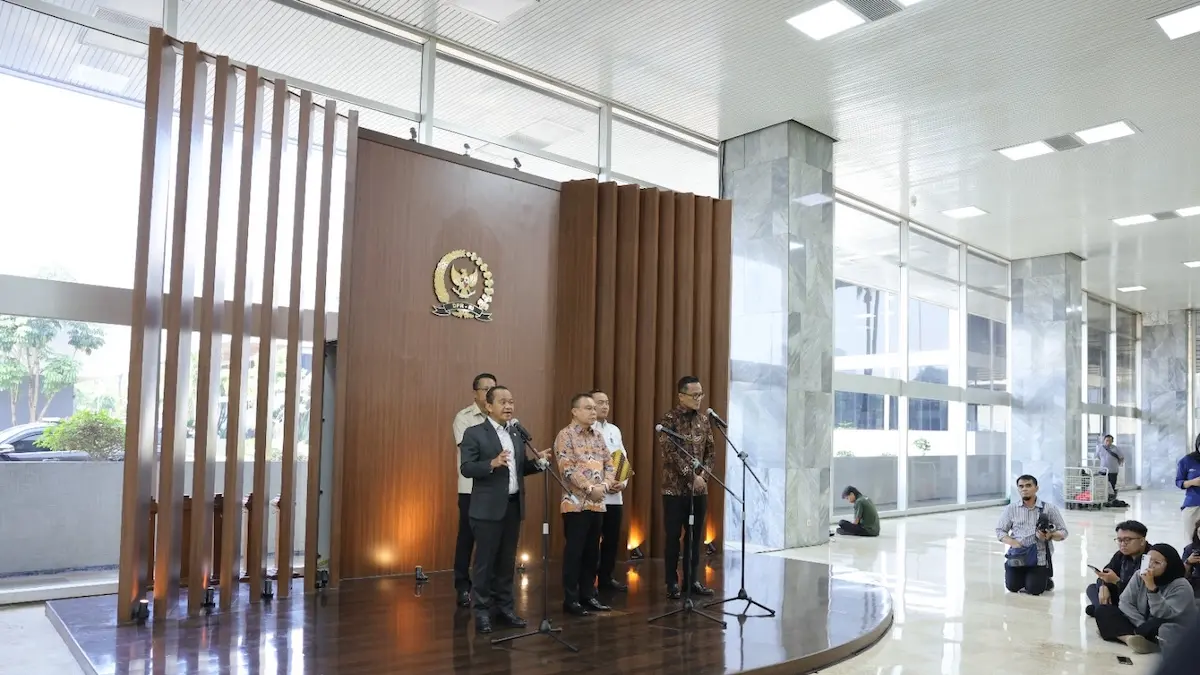 Menteri ESDM Bahlil Lahadalia (kiri) memberikan keterangan pers terkait kebijakan skema gross split eksklusif migas guna menjaga iklim investasi minerba usai rapat di Gedung DPR RI, Jakarta, Senin (8/6/2026).