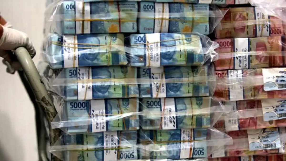 MULAI BERSIAP : Rupiah kembali tertekan hingga tembus ke level Rp18.185 per dolar AS pada perdagangan Selasa (9/6). (IST/JPNN)