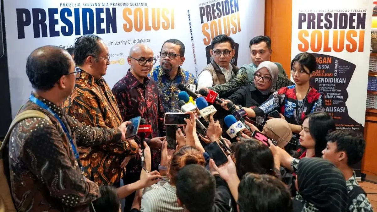 TAKTIS : Buku "Presiden Solusi" yang ditulis oleh Muhammad Qodari, Dirgayuza Setiawan, dan Agung Gumilar Saputra membedah bagaimana Prabowo menerapkan metode militer OODA Loop. (IST/ RADAR SURABAYA BISNIS)