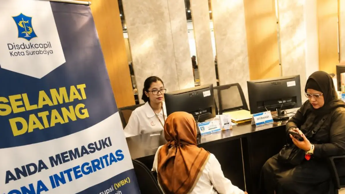 Pelayanan di Dinas Kependudukan dan Pencatatan Sipil (Disdukcapil) Kota Surabaya.