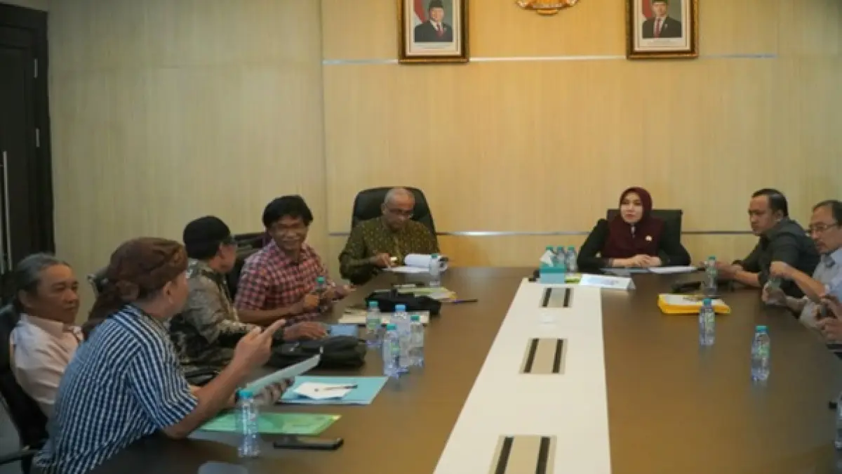 Anggota DPD RI Dr. Lia Istifhama berdialog dengan perwakilan warga P2TSIS membahas solusi berkeadilan untuk polemik tanah Surat Ijo di Kantor DPD Jatim, Surabaya (4/6/2026).
