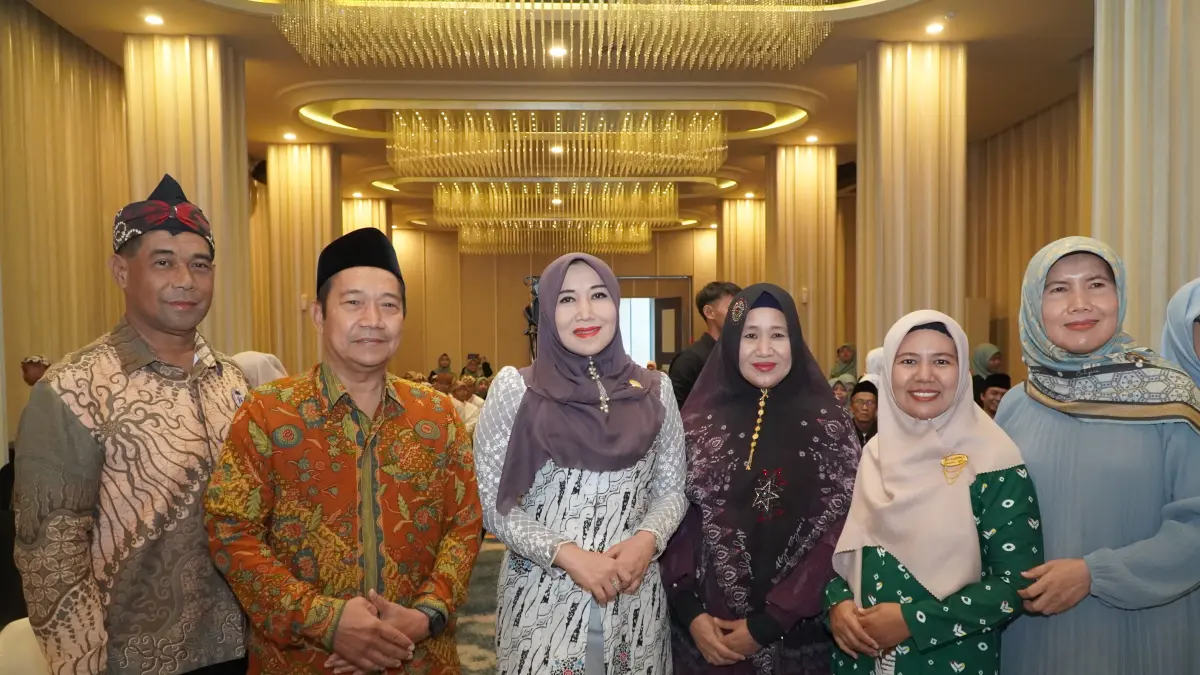 Anggota DPD RI Dr. Lia Istifhama (tengah) berfoto dengan tokoh pendidikan di Pelepasan Siswa Kelas VI SD Taquma Surabaya, Sabtu (6/6/2026). Pendidikan karakter mutlak di era AI.