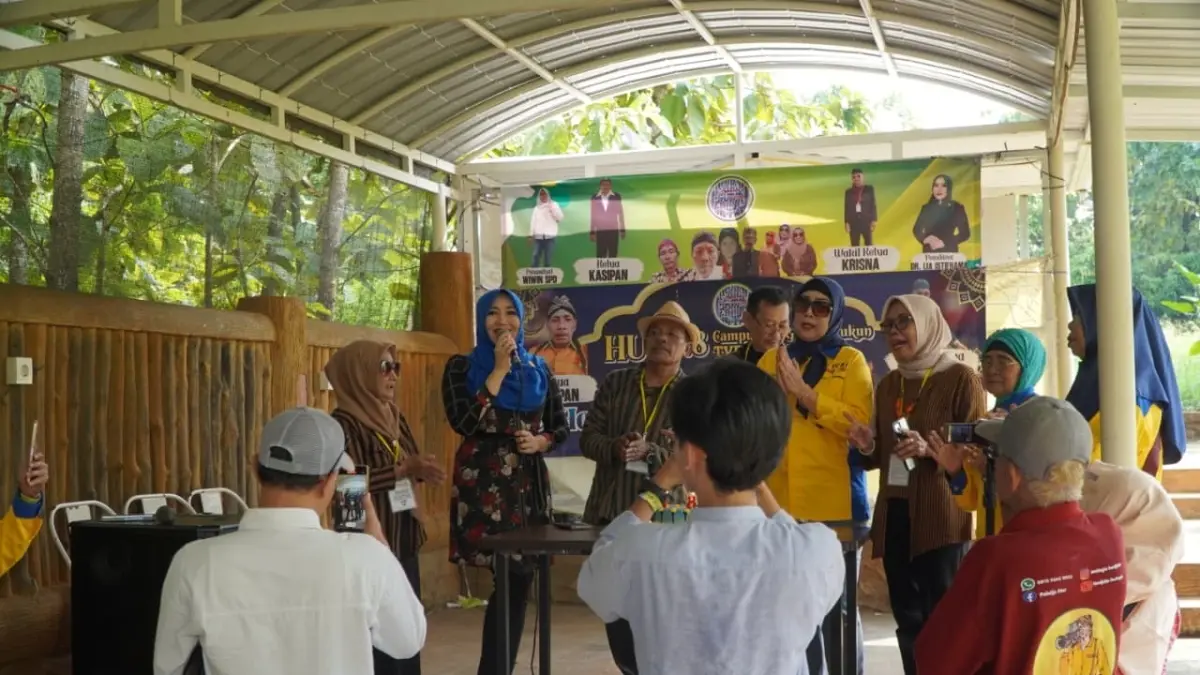 Anggota DPD RI Jatim, Lia Istifhama, berdialog akrab dengan seniman Campursari Susigres di Surabaya. Ia mendukung pelestarian dan regenerasi seni tradisional di era digital.
