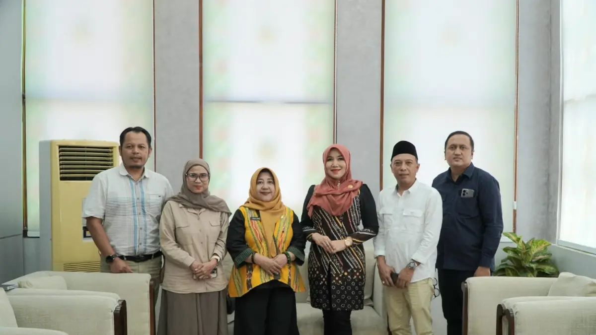Anggota DPD RI Jawa Timur, Lia Istifhama, berfoto bersama jajaran DPMPTSP Jatim usai membahas sinkronisasi regulasi, perizinan, serta pemerataan investasi, pada Selasa (2/6).