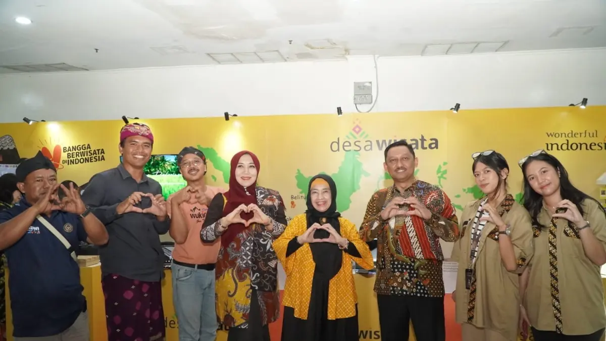 Anggota DPD RI Lia Istifhama (tengah) berfoto di stan desa wisata pada Edu School and Campus Expo 2026, Surabaya. Ia mengajak generasi muda untuk aktif lestarikan budaya Nusantara.