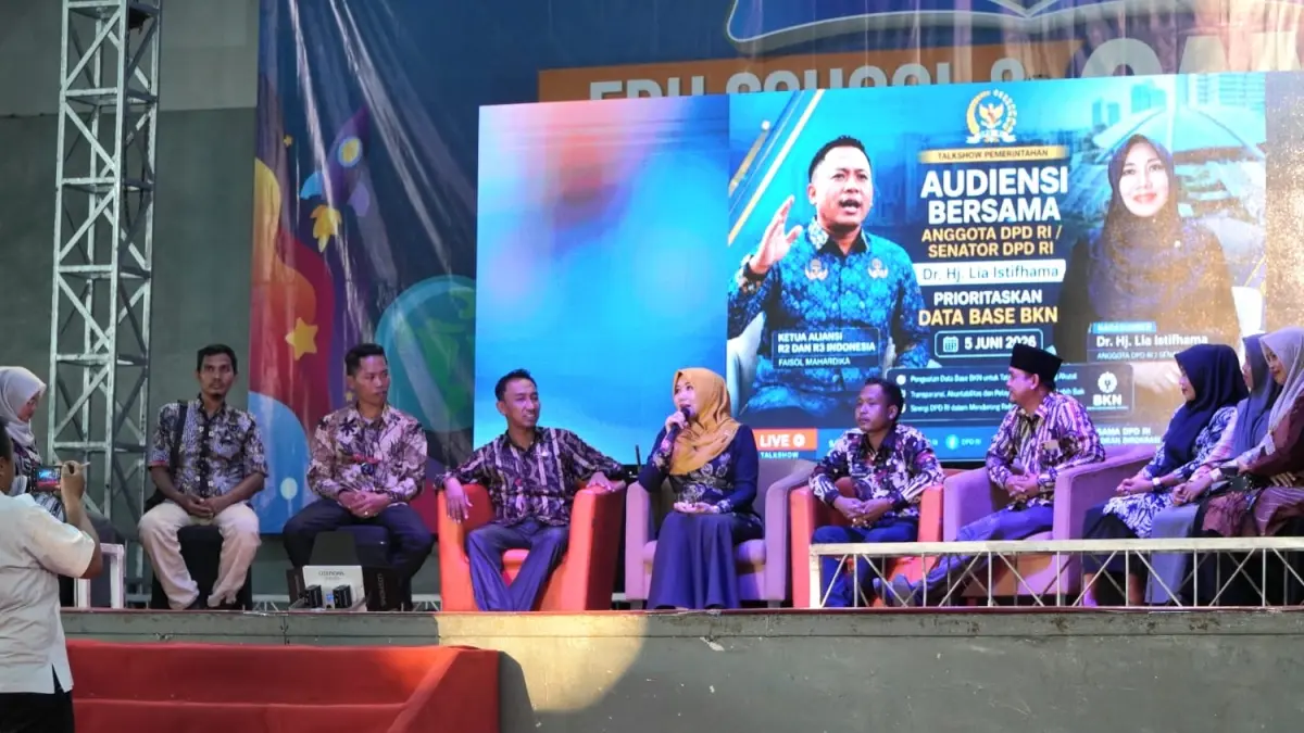 Dr. Lia Istifhama dalam dialog dengan guru honorer di Surabaya. Agenda ini fokus membahas masalah honor Rp150 ribu per bulan.