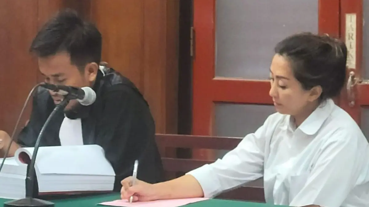 TUNTUTAN: Terdakwa Dina saat sidang di PN Surabaya.