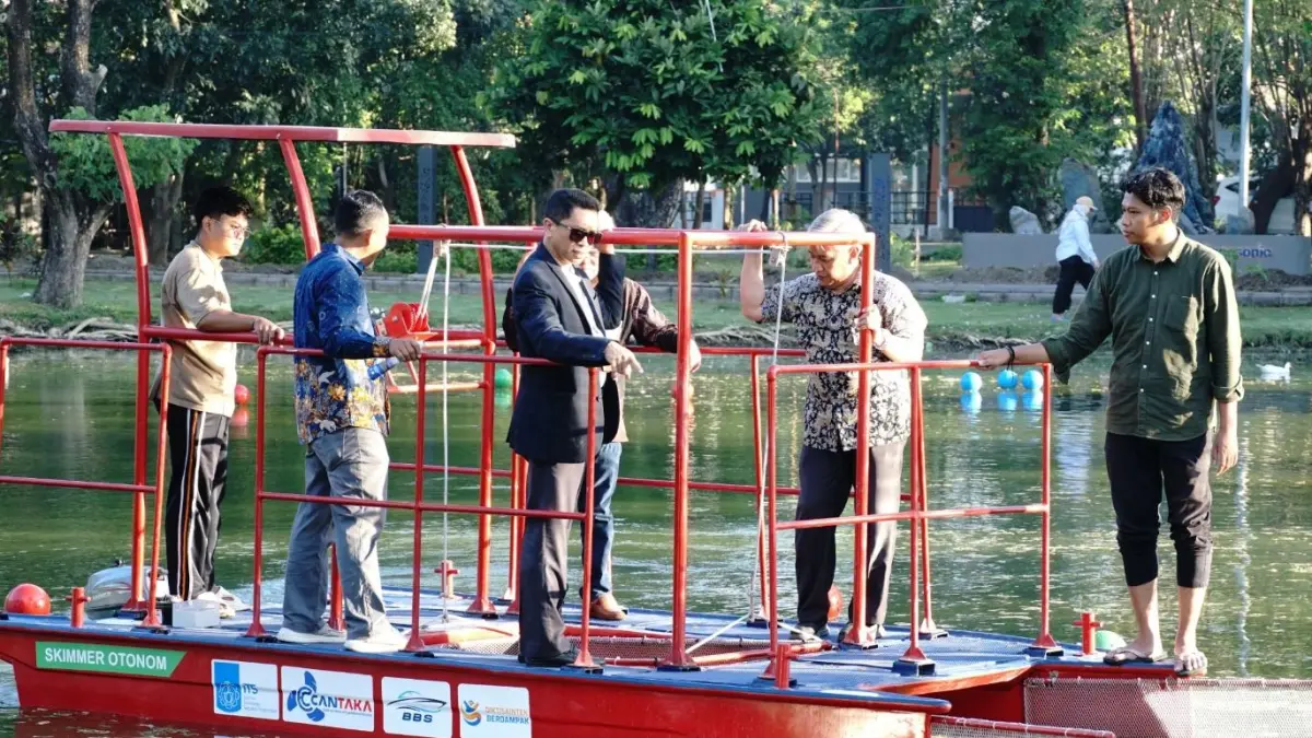 UJICOBA: Rektor ITS Prof. Dr. (H.C.) Ir. Bambang Pramujati bersama tim peneliti saat uji coba kapal pembersih sampah tanpa awak di Danau Infinits ITS.