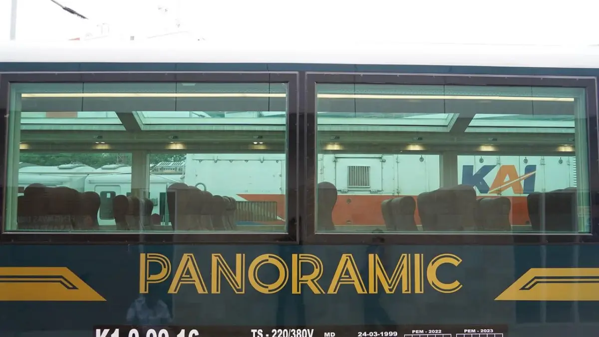 Tampilan luar gerbong Kereta Panoramic dengan jendela berdimensi besar.
