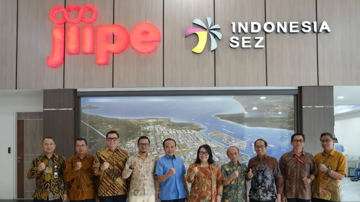 Sesmenko Perekonomian sekaligus Sekretaris Dewan Nasional KEK, Susiwijono Moegiarso (tengah) berfoto bersama perwakilan kementerian, lembaga, dan pengelola kawasan usai Rapat Koordinasi Rencana Perluasan KEK Gresik di Kantor BUPP KEK Gresik (JIIPE), Jawa Timur, Jumat (12/6/2026).