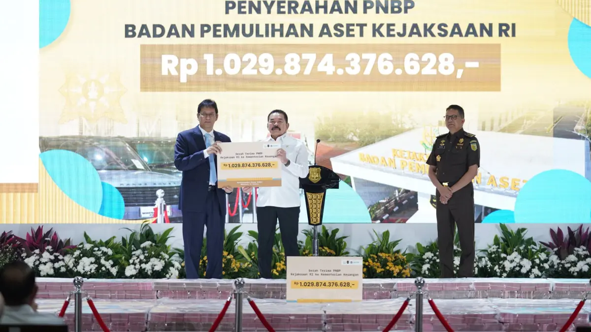 Menteri Keuangan Purbaya Yudhi Sadewa menerima secara simbolis plakat Penerimaan Negara Bukan Pajak (PNBP) senilai Rp1,02 triliun dari Jaksa Agung ST Burhanuddin pada acara BPA Fair di Jakarta, Senin (15/6/2026).