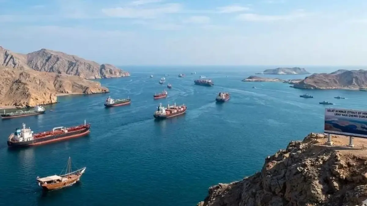 Meski ada perkembangan positif, pelaku industri pelayaran menilai arus kapal di Selat Hormuz belum akan pulih dalam waktu dekat.