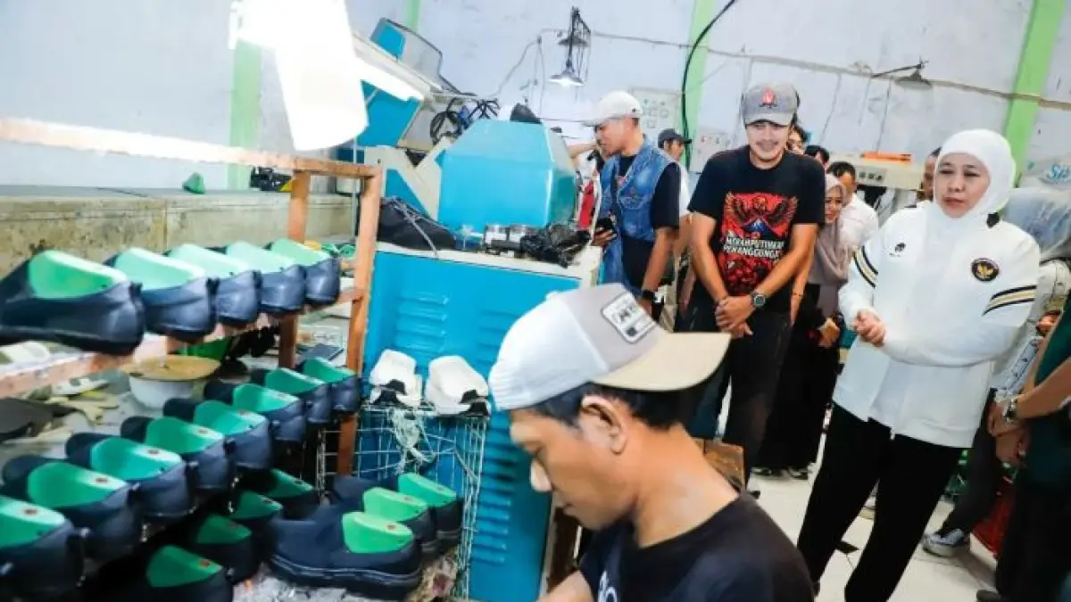 Selain tekanan dari pasar ekspor, industri alas kaki juga menghadapi tantangan di dalam negeri.