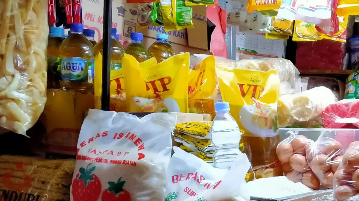 Harga beras, minyak goreng, sampai susu bubuk kompak mengalami kenaikan di tingkat konsumen. (IST/ JPNN)