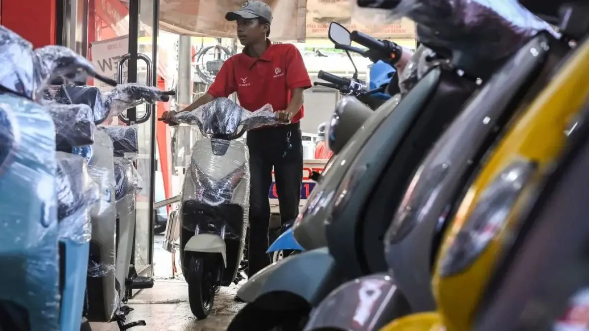 Sebanyak 58 merek motor listrik telah beredar di Indonesia. Pakar, YLKI, dan KNKT meminta pemerintah segera menetapkan standar keselamatan nasional.
