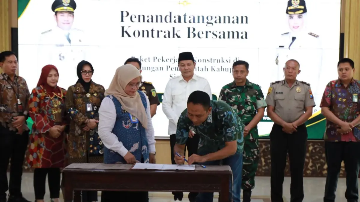 KOMITMEN: Penandatanganan kontrak bersama paket pekerjaan konstruksi tersebut dilaksanakan di Pendopo Delta Wibawa, Kamis (18/6).