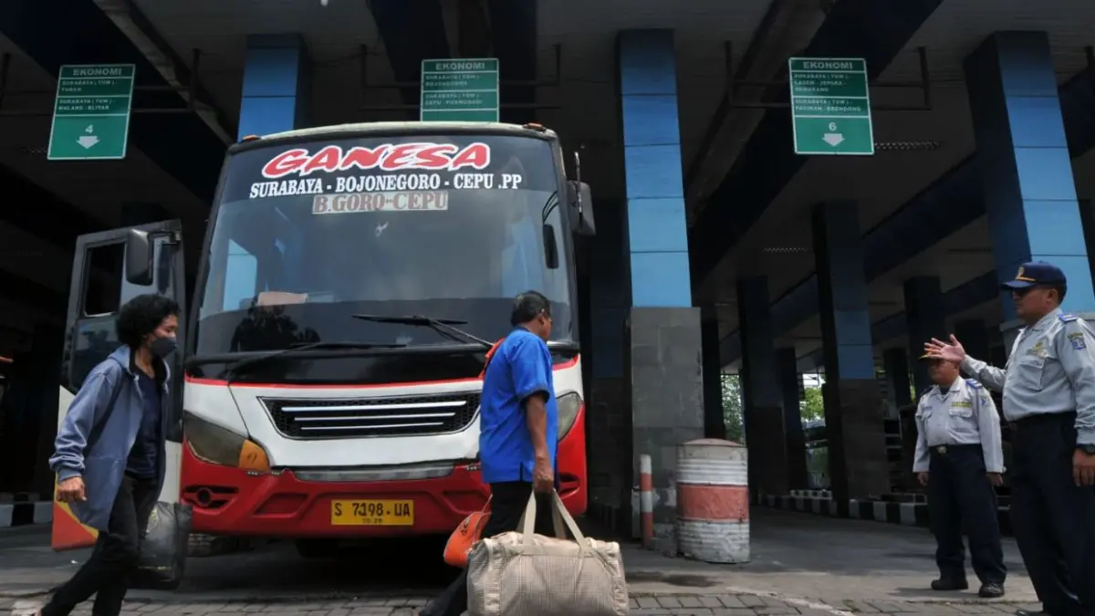 MENUNGGU: Organda Jatim mengaku masih menunggu pemerintah pusat untuk menaikkan tarif bus AKDP di Jatim.