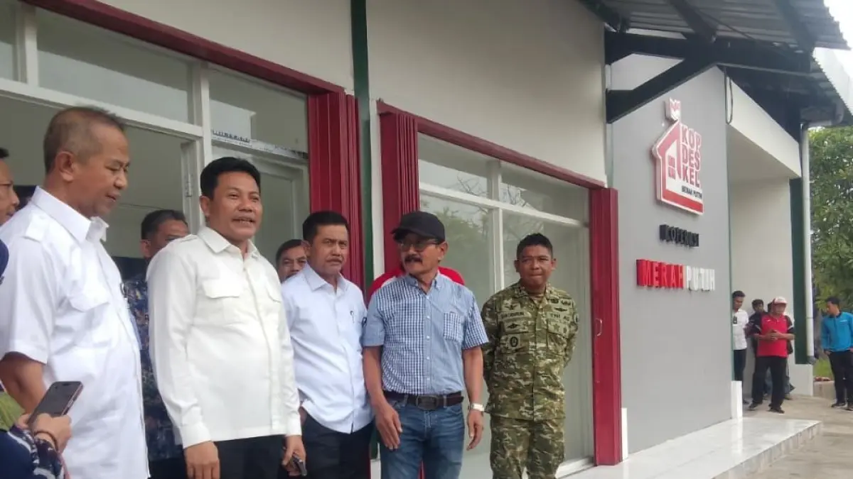 TERKENDALA LAHAN: Bupati Sidoarjo Subandi arahkan desa gelar pasar murah. (DIKY SANSIRI/RADAR SIDOARJO)