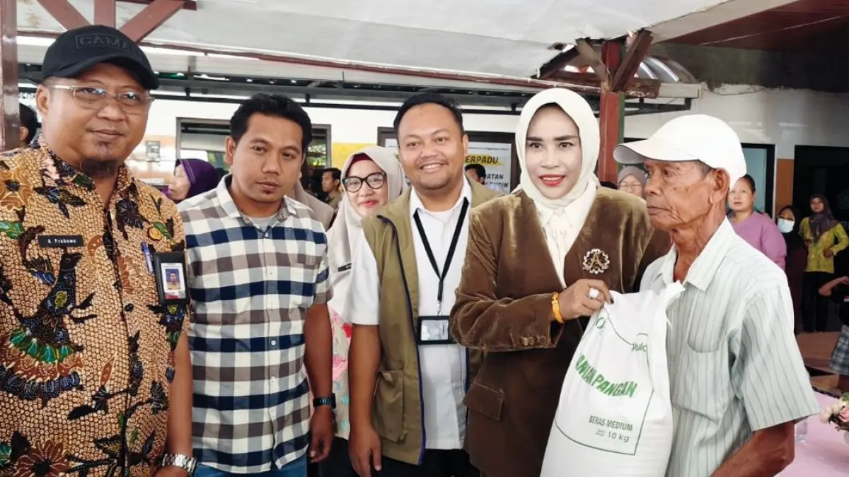 Wakil Bupati Sidoarjo Mimik Idayana bersama Ketua TP PKK Kabupaten Sidoarjo Sriatun Subandi menyalurkan bantuan pangan berupa beras dan minyak goreng kepada 2.052 keluarga penerima manfaat (KPM) di empat desa, Kamis (18/6).