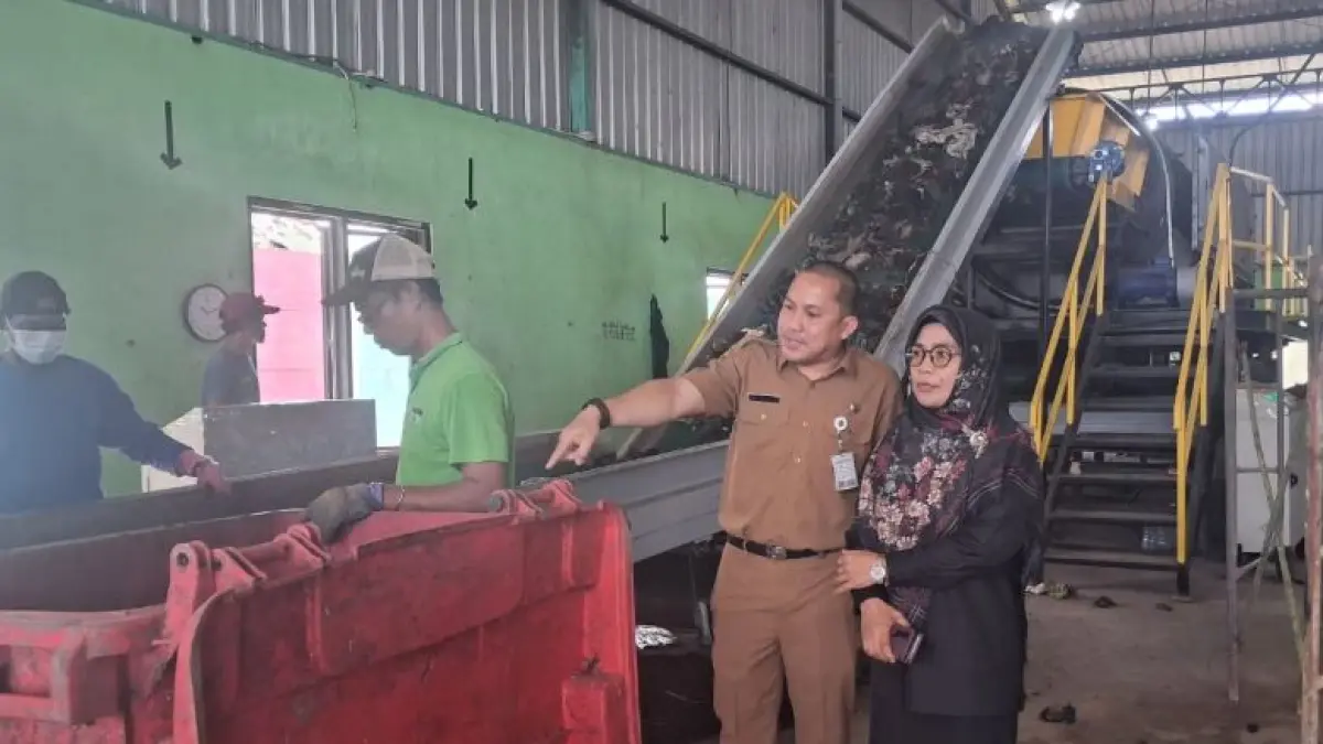 LIHAT LANGSUNG: Ali Mustofa (seragam coklat) saat bersama Komisi C DPRD Kota Surabaya dalam sidak beberapa waktu lalu di tempat produksi RDF milik Pemkot Surabaya. 