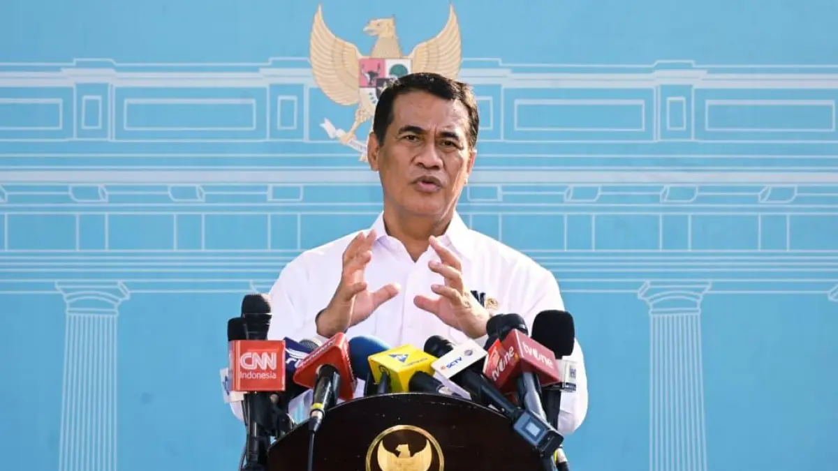 Menteri Pertanian Andi Amran Sulaiman saat memberikan keterangan pers terkait kesiapan cadangan pangan dan infrastruktur pertanian nasional dalam menghadapi El Nino Godzilla di Istana Merdeka, Jakarta.