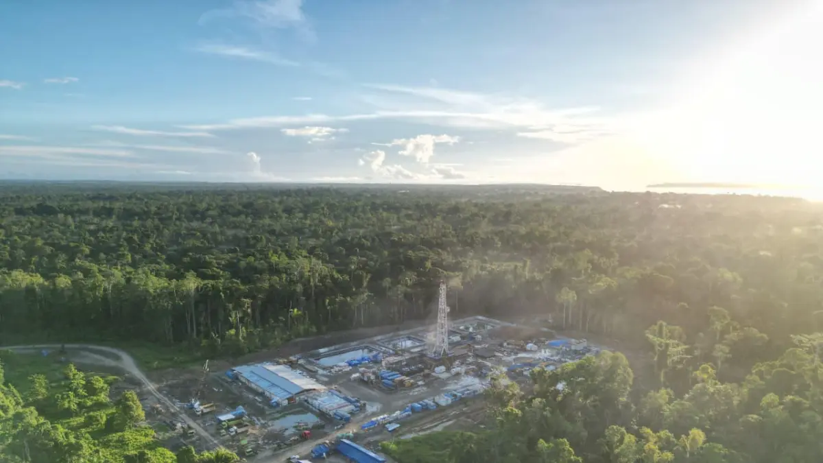 PRODUKSI ENERGI DARI PAPUA: Suasana aktivitas operasional di salah satu fasilitas pengeboran Pertamina EP Regional Indonesia Timur. (IST/ RDAR SURABAYA BISNIS)
