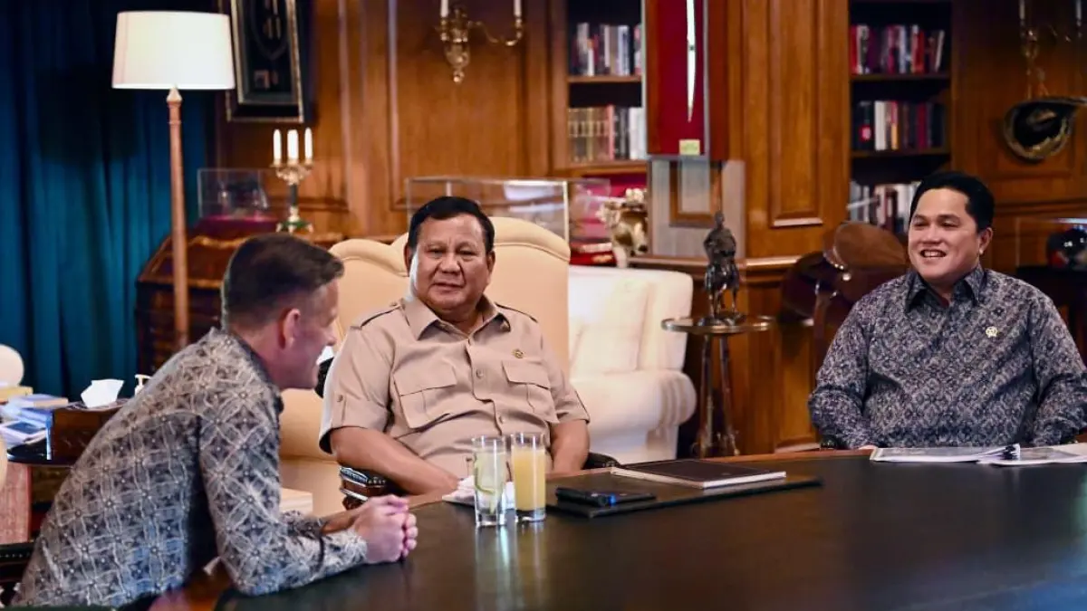 Presiden Prabowo Subianto (tengah) berbincang hangat dengan Menpora Erick Thohir (kanan) dan Pelatih Timnas Indonesia John Herdman (kiri) di kediaman Hambalang, Jawa Barat, Jumat (19/6/2026).