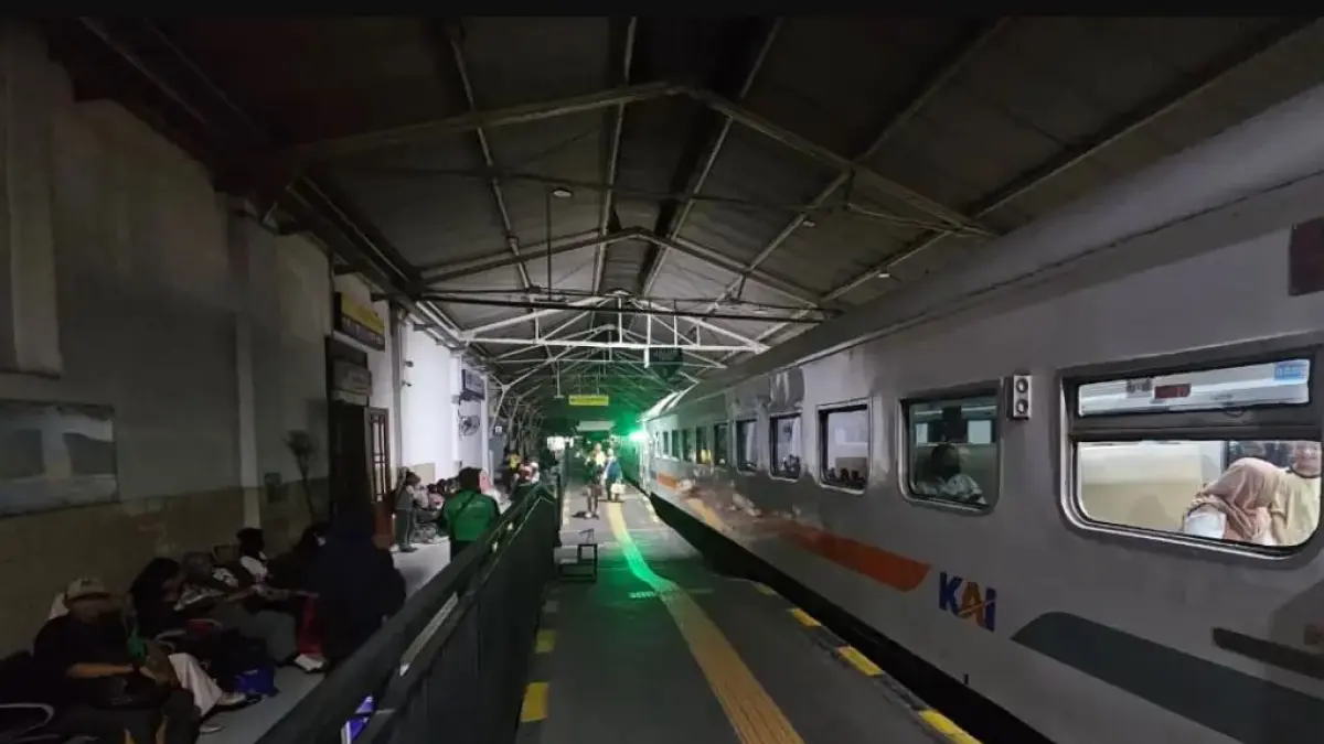 GELAP: Lorong stasiun Gubeng dan Surabaya Kota saat pemadaman listrik. PT KAI Daops 8 Surabaya sudah antisipasi dan meminta penumpang tidak panik.(IST/RADAR SURABAYA)
