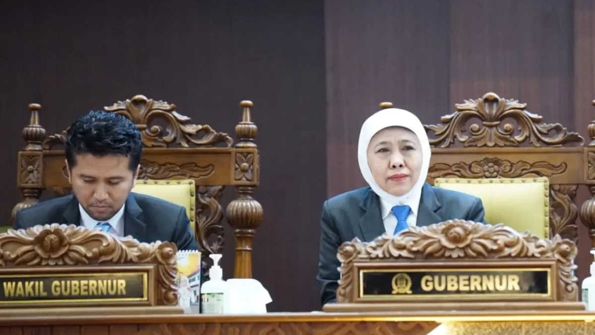 Gubernur Jawa Timur Khofifah Indar Parawansa menyampaikan Rancangan Peraturan Daerah (Raperda) tentang Pertanggungjawaban Pelaksanaan APBD Provinsi Jawa Timur Tahun Anggaran 2025 dalam rapat paripurna DPRD Jatim, Senin (22/6).