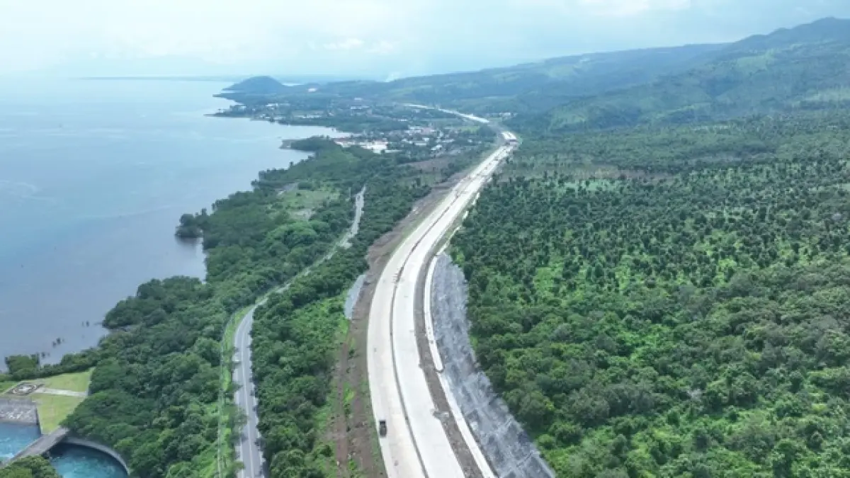 Pemandangan udara salah satu ruas jalan tol yang sedang dalam tahap penyelesaian konstruksi.