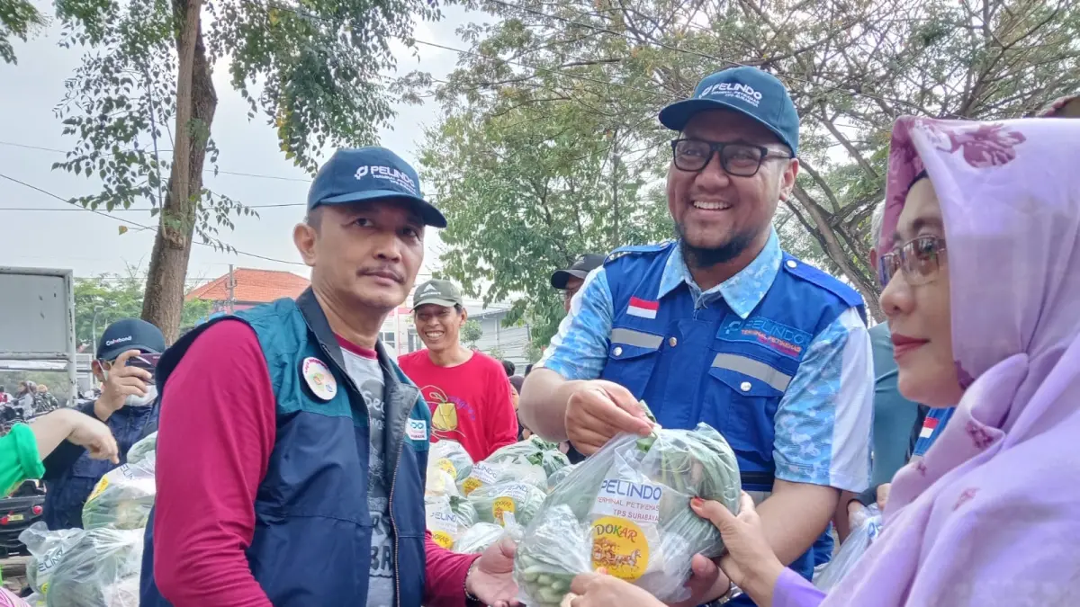 RINGANKAN BEBAN MASYARAKAT : uma Rp2 Ribu! Lewat program TJSL "DOKAR" (Dodolan Koyok Pasar), PT Terminal Petikemas Surabaya (TPS) salurkan 200 paket pangan sehat senilai Rp20 ribu untuk warga Kec. Pakal (21/6). (IST/ RADAR SURABAYA BISNIS)