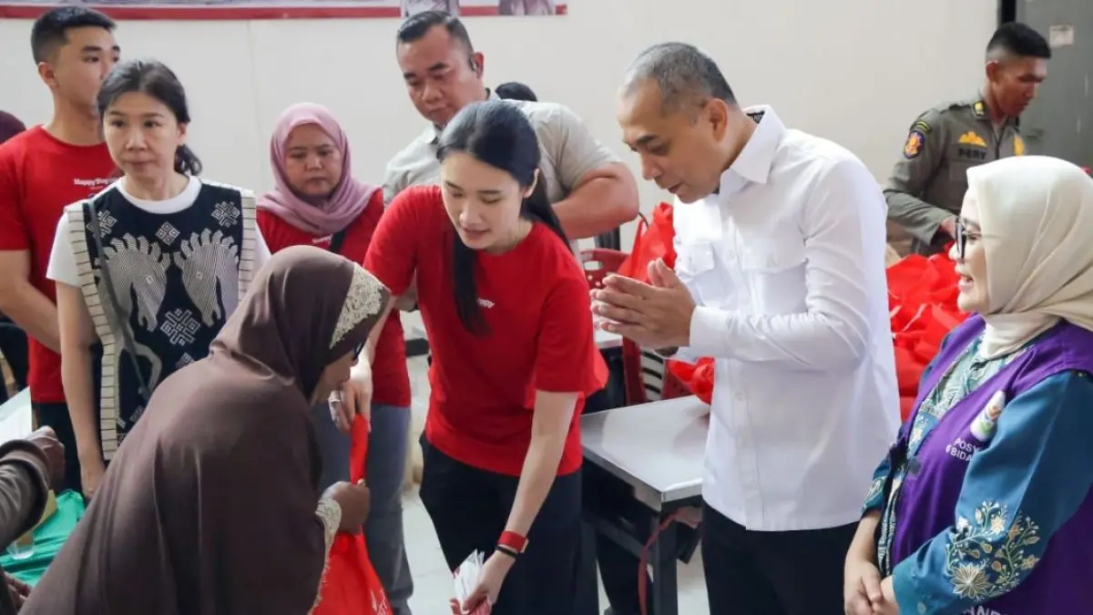 Eri Cahyadi apresiasi pengusaha hiburan Surabaya bersama Yayasan Suryani Setyadi saat menyalurkan 2.300 paket sembako kepada warga Kecamatan Krembangan.