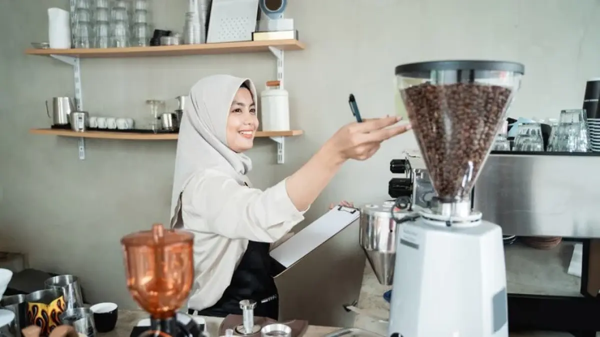 ILUSTRASI barista sedang mengecek mesin kopi. BI targetkan cetak ratusan barista berstandar global.