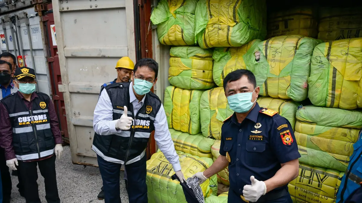 Menkeu Purbaya & Bea Cukai periksa ribuan bal pakaian bekas impor ilegal di Tanjung Priok.