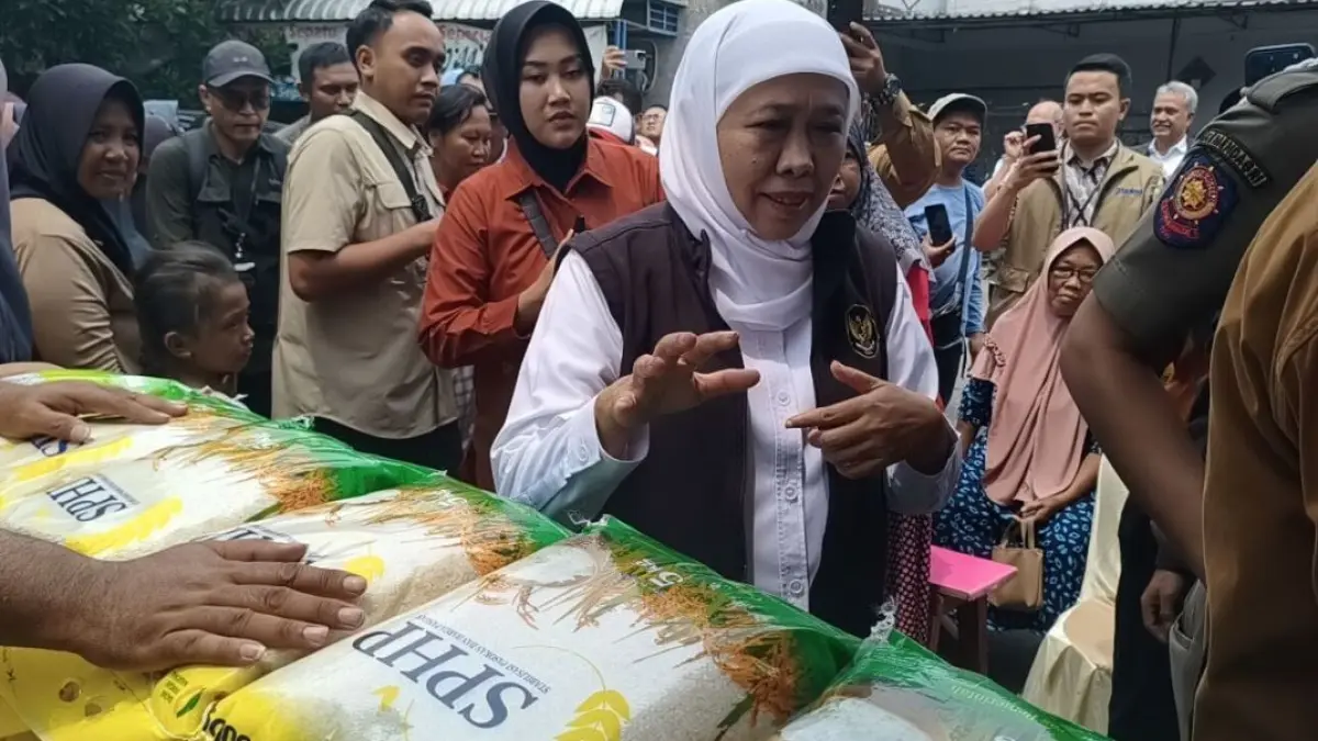 STABIL: Gubernur Jawa Timur Khofifah Indar Parawansa menggelar Pasar Murah di Pasar Wisata Tanggulangin, Sidoarjo, Kamis (8/1).