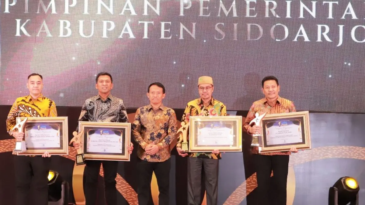 APRESIASI: Forkopimda Sidoarjo saat meraih Radar Surabaya Award 2025. 