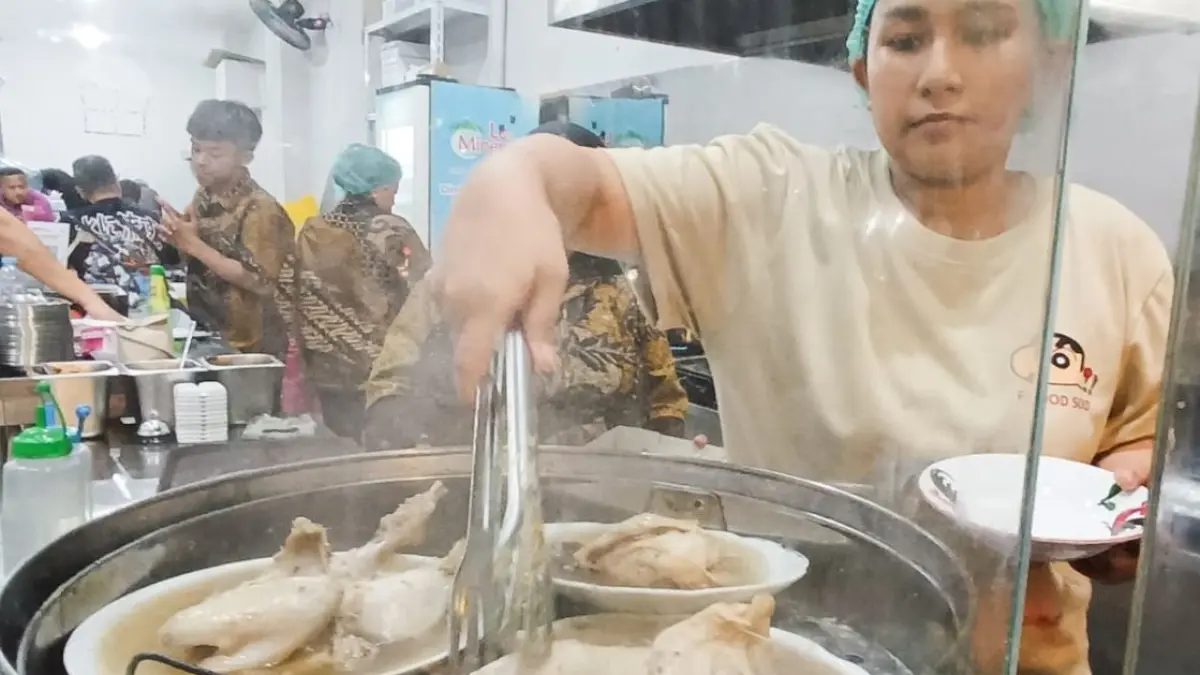 Ayam Goreng Kamari di Jalan Dharma Husada, Surabaya padukan resep keluarga, sentuhan Chinese food, serta cita rasa yang disesuaikan dengan lidah masyarakat Surabaya
