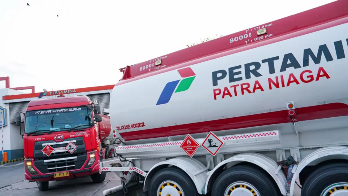 GERAK CEPAT : Melalui skema double alih suplai dan prioritas pengiriman armada mobil tangki ke wilayah dengan demand tertinggi, Pertamina memastikan pasokan Biosolar dan Pertalite aman serta mencukupi kebutuhan masyarakat. (IST/ RADAR SURABAYA BISNIS)