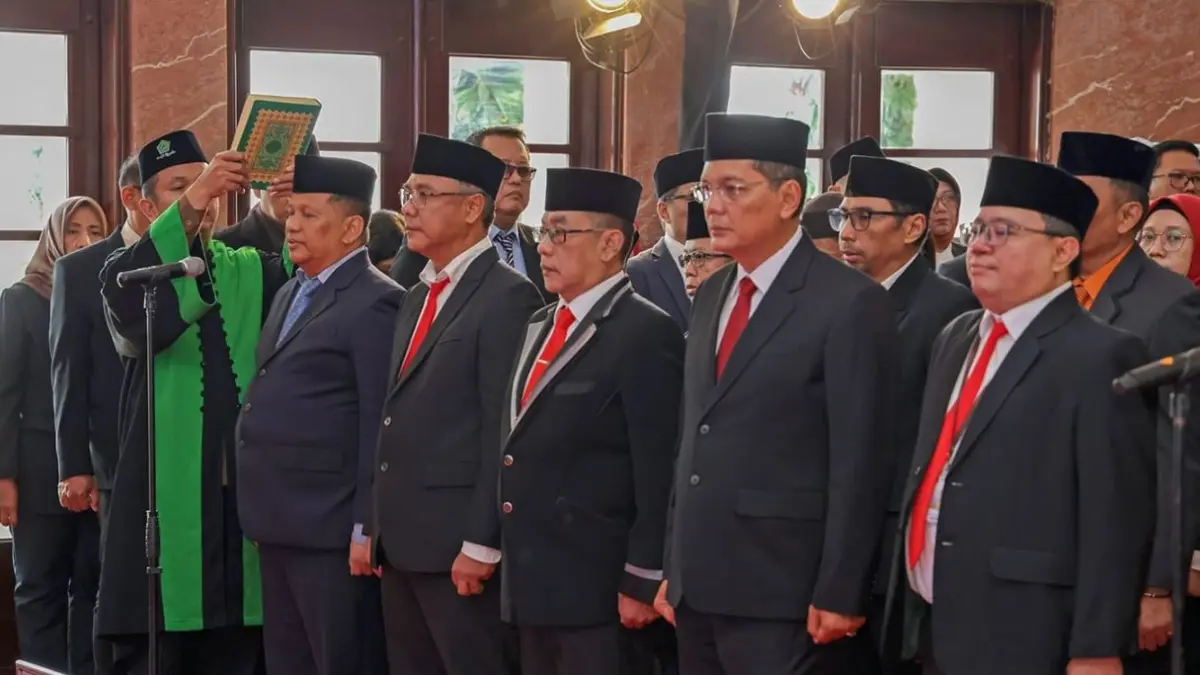 Wali Kota Surabaya Eri Cahyadi melantik 57 pejabat baru di lingkungan Pemkot Surabaya