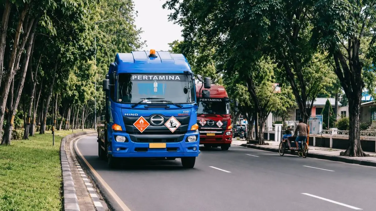 DENYUT ENERGI : PT Patra Logistik terus berkomitmen penuh dalam mendukung PT Pertamina Patra Niaga menjaga kelancaran distribusi energi di wilayah Sulawesi. (IST/ RADAR SURABAYA BISNIS)